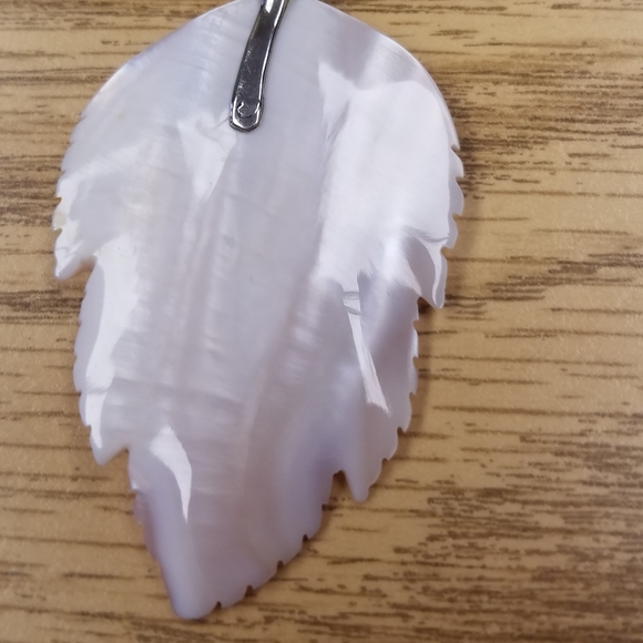 Mother of pearl leaf pendant - Picture 2 of 6